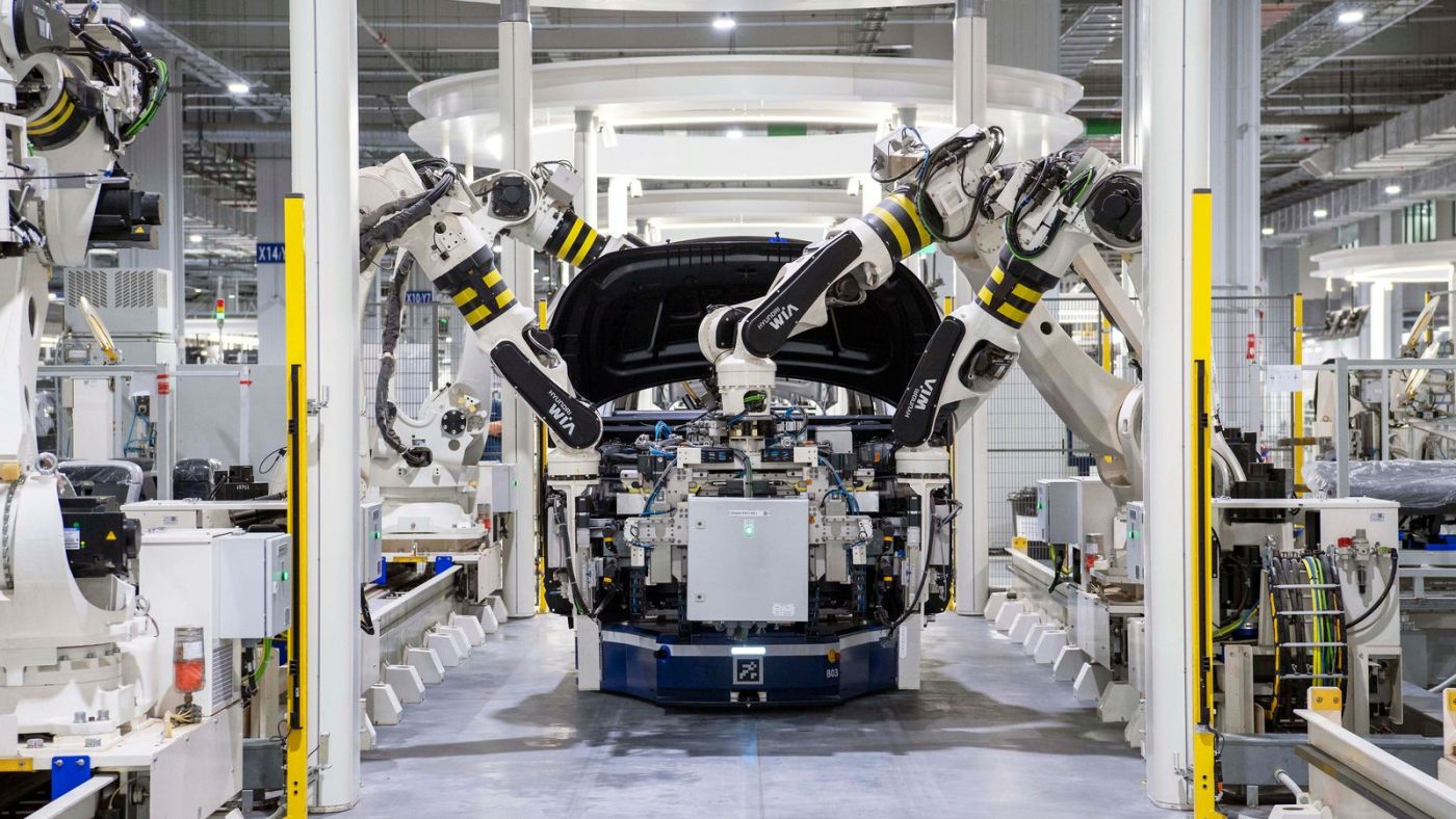 Industrieroboter montieren eine Fahrzeugkarosserie in einer modernen Automobilfertigung